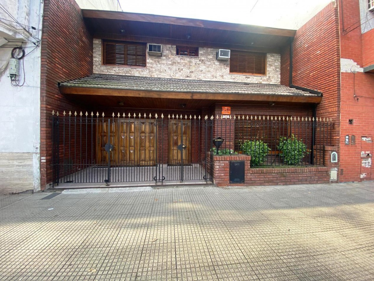 Casa De 4amb  En Dos Plantas  Con Patio, Balcon Aterrazado Al C/fte  Y  Cochera Para 2 Autos  