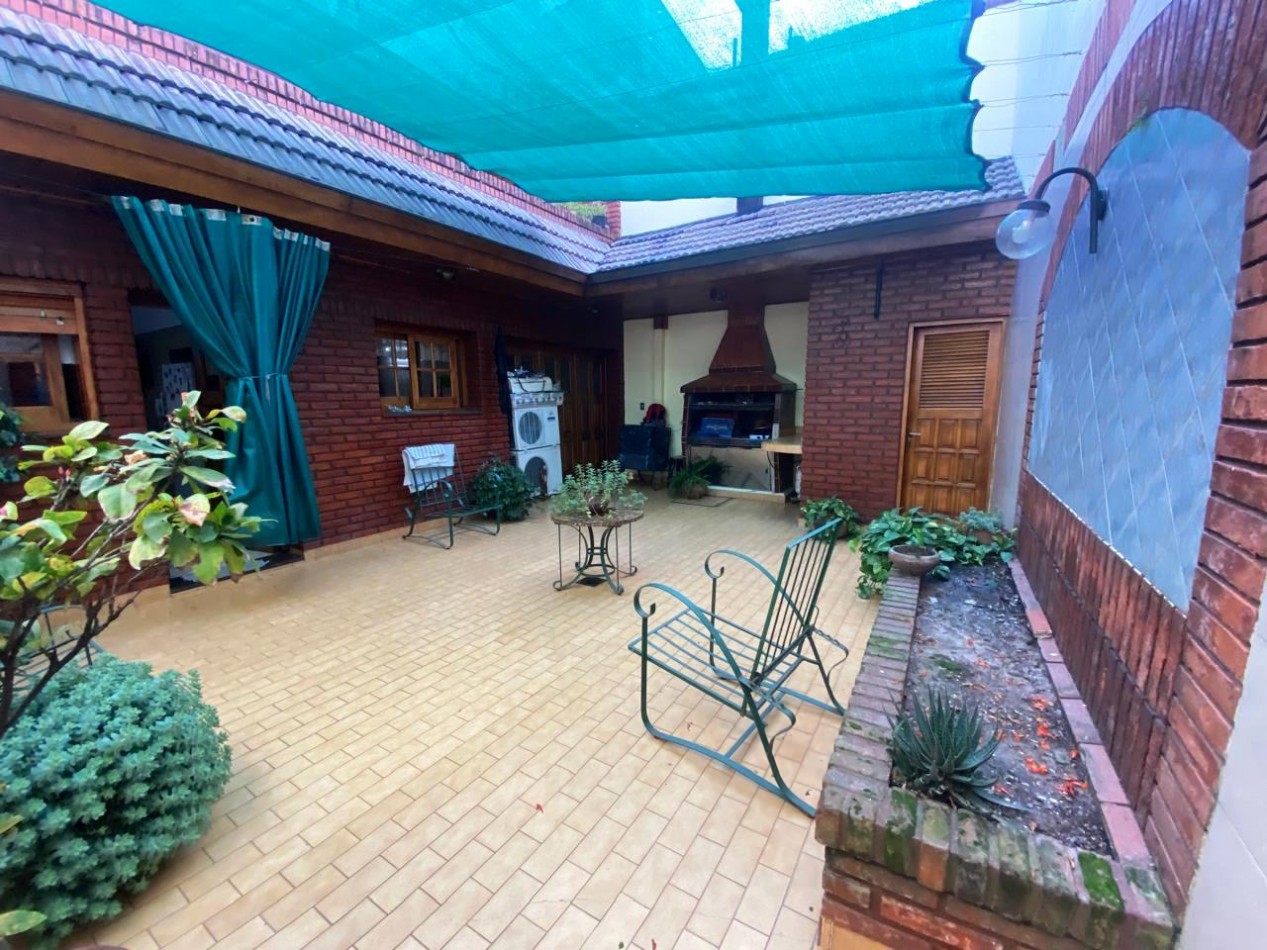 Casa De 4amb  En Dos Plantas  Con Patio, Balcon Aterrazado Al C/fte  Y  Cochera Para 2 Autos  