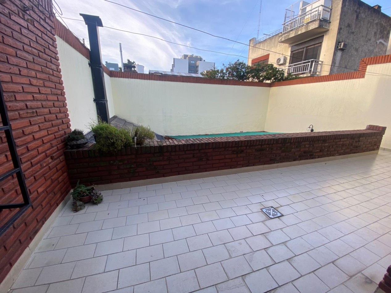 Casa De 4amb  En Dos Plantas  Con Patio, Balcon Aterrazado Al C/fte  Y  Cochera Para 2 Autos  