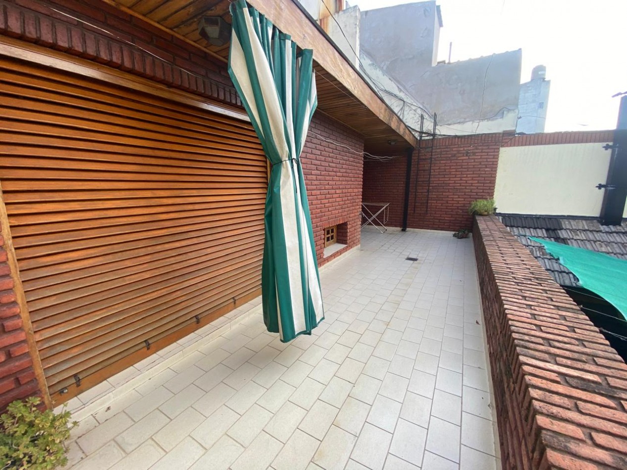 Casa De 4amb  En Dos Plantas  Con Patio, Balcon Aterrazado Al C/fte  Y  Cochera Para 2 Autos  