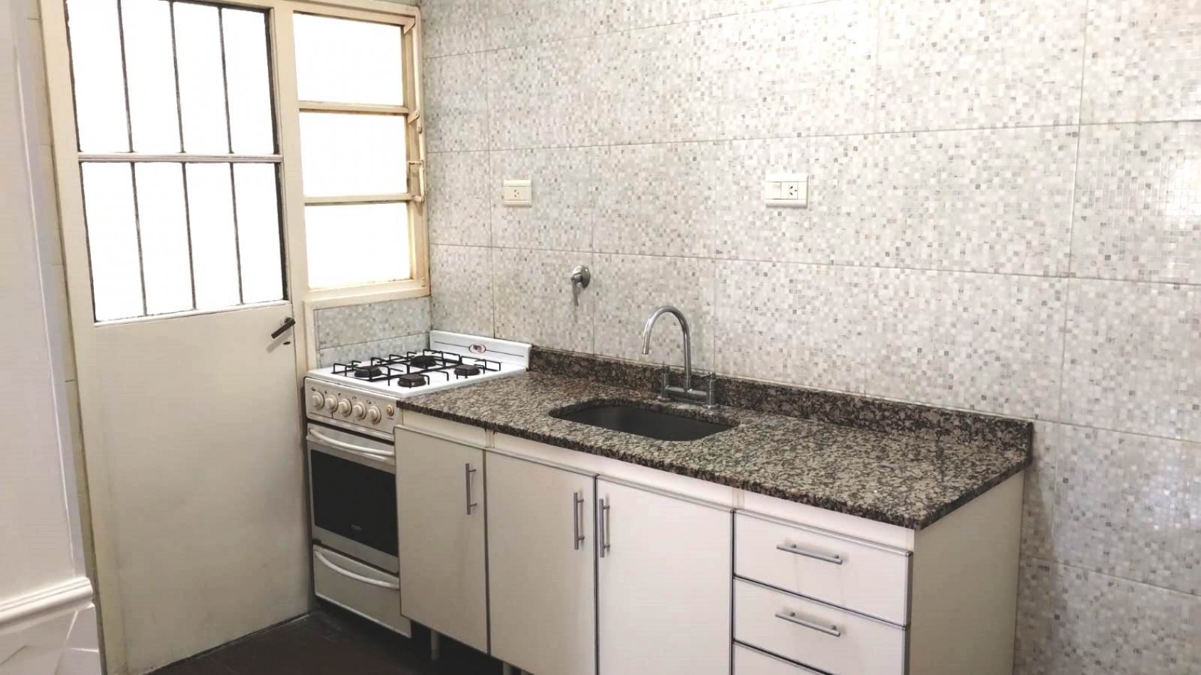 Departamento de 2 amb Planta Baja al Frente con Patio