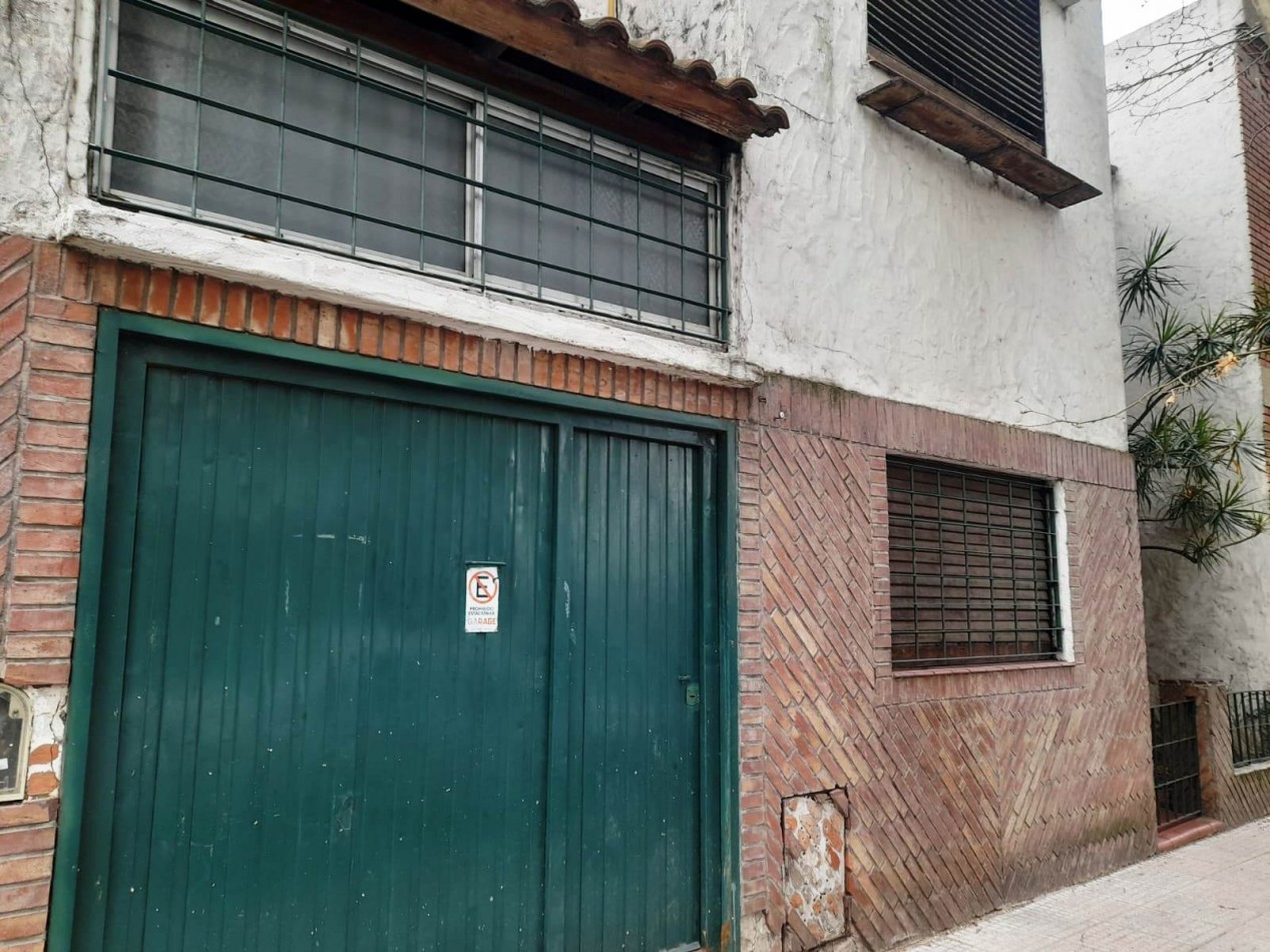 VENTA CASA 4 AMB CON DEPENDENCIA Y  COCHERA 