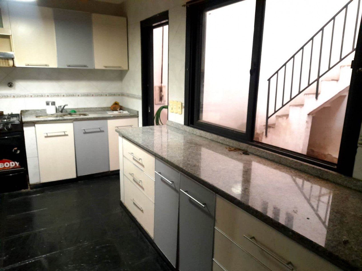 VENTA CASA 4 AMB CON DEPENDENCIA Y  COCHERA 