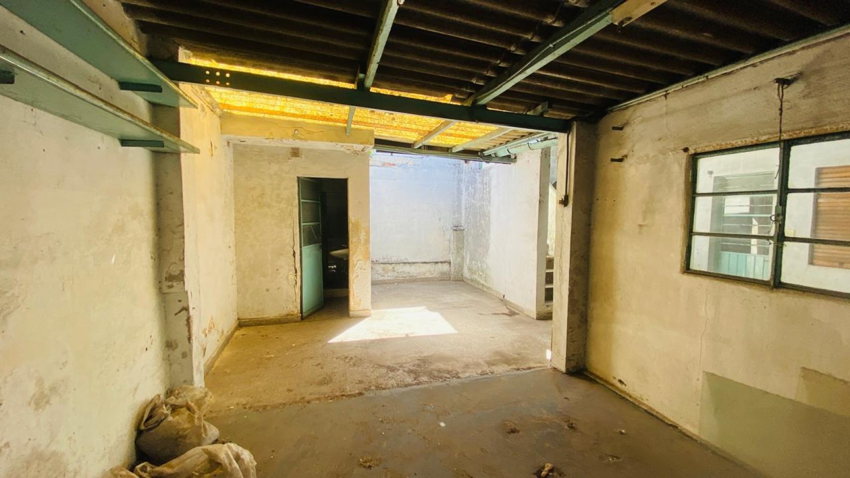 CASA 4 AMB PARA DEMOLER Y/ O REFACCIONAR MONTE CASTRO