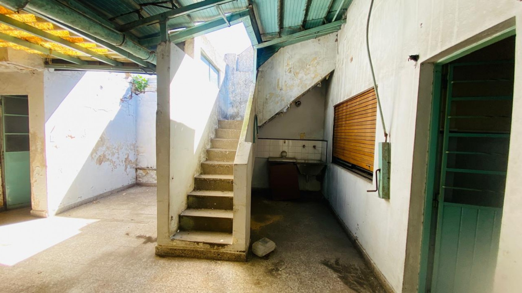 CASA 4 AMB PARA DEMOLER Y/ O REFACCIONAR MONTE CASTRO