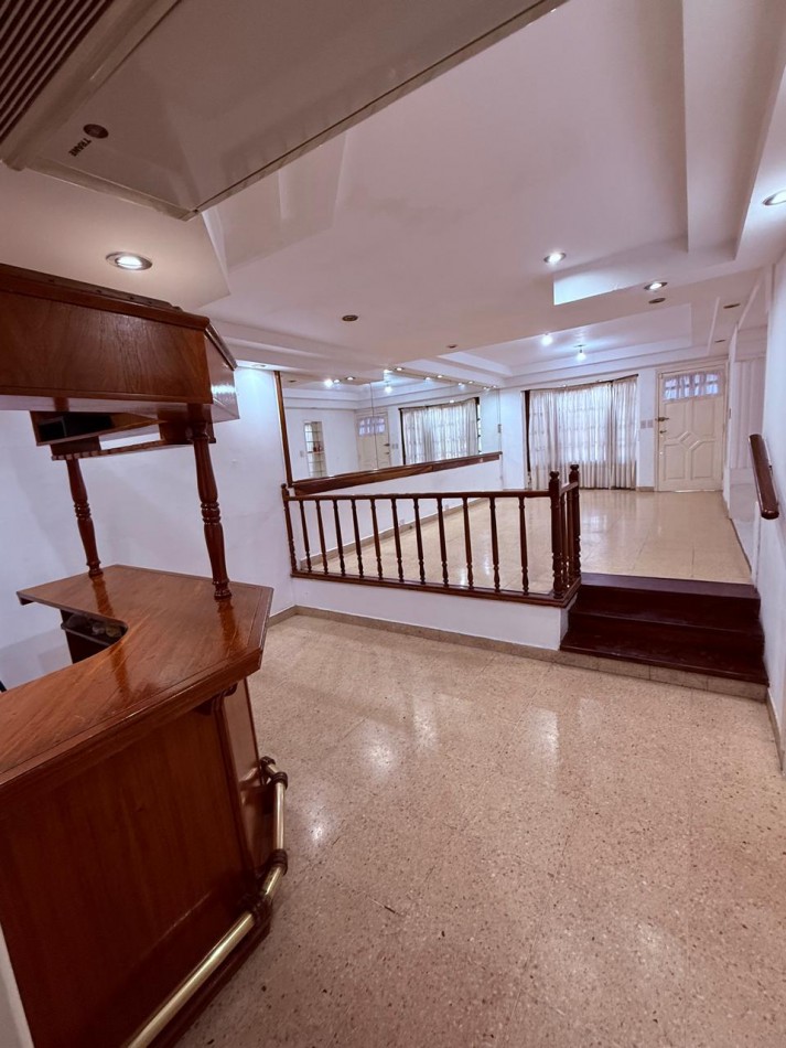 CASA 5 AMB CON DEPENDENCIA Y GARAGE  VILLA DEVOTO- APTO USO COMERCIAL