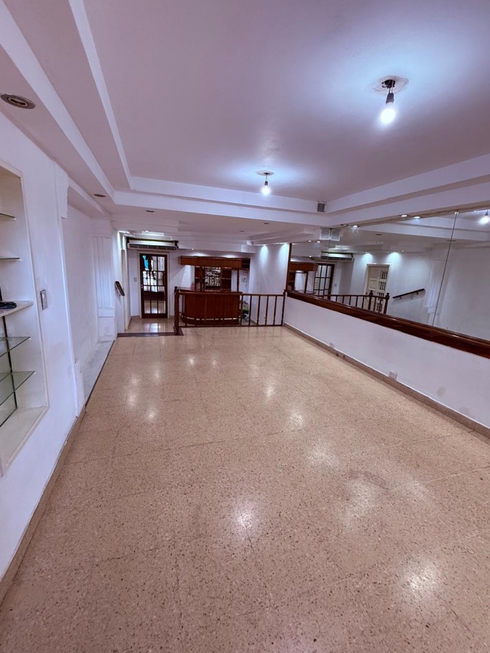 CASA 5 AMB CON DEPENDENCIA Y GARAGE  VILLA DEVOTO- APTO USO COMERCIAL