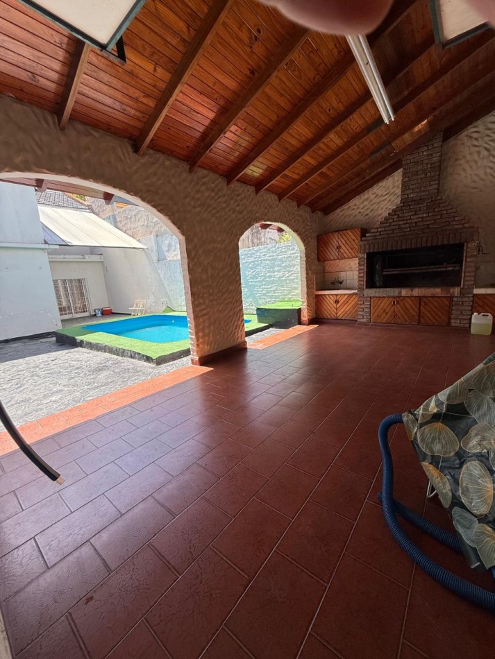 CASA 5 AMB CON DEPENDENCIA Y GARAGE  VILLA DEVOTO- APTO USO COMERCIAL