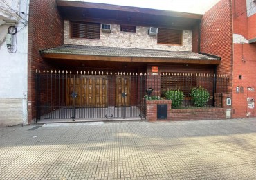 Casa De 4amb  En Dos Plantas  Con Patio, Balcon Aterrazado Al C/fte  Y  Cochera Para 2 Autos  